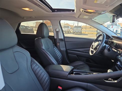 Used 2023 Hyundai Elantra Limited image 13