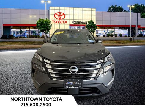 Used 2024 Nissan Rogue SV AWD/4WD image 3