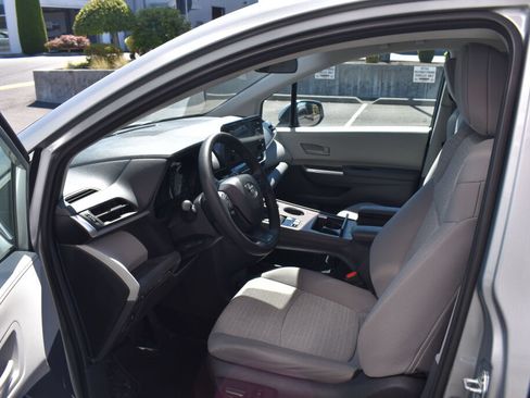 Certified 2024 Toyota Sienna LE AWD/4WD image 18