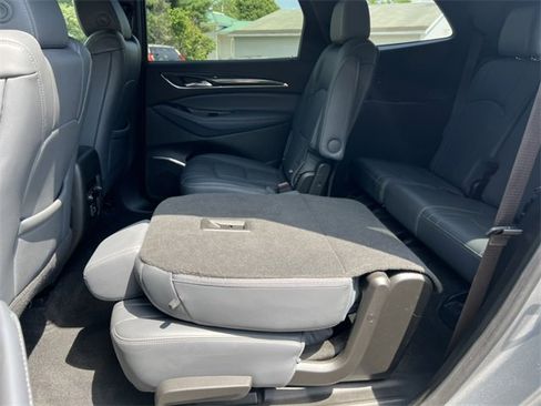 Used 2023 Buick Enclave Essence image 5