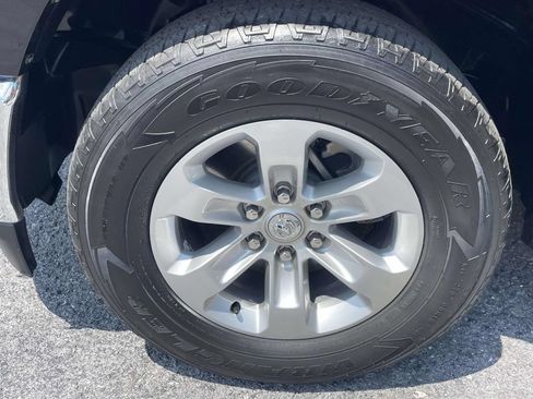 Used 2024 RAM 1500 Laramie AWD/4WD image 7