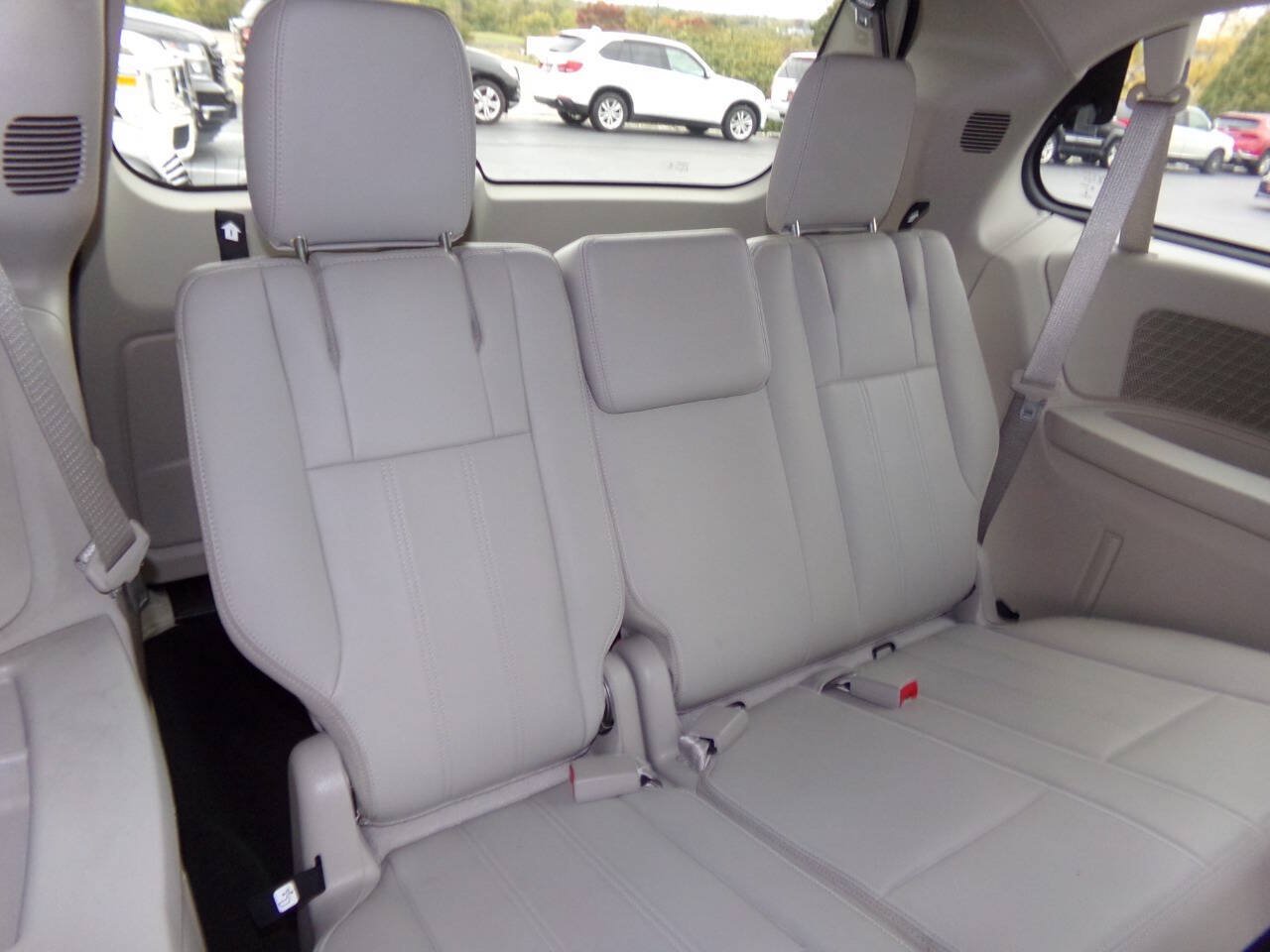 Used 2013 Chrysler Town & Country Touring FWD image 28