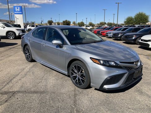 Used 2023 Toyota Camry SE image 3