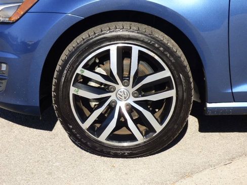 Used 2017 Volkswagen Golf SE image 28