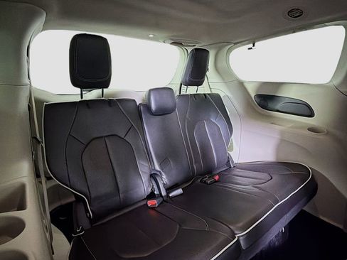 Used 2023 Chrysler Pacifica Limited image 30