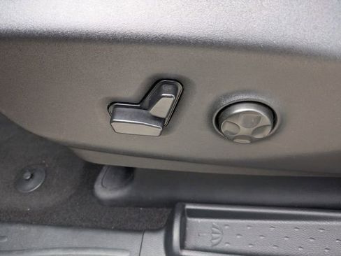 Used 2025 Chrysler Pacifica Select image 23