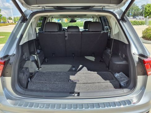 Used 2022 Volkswagen Tiguan SE w/ Panoramic Sunroof Package FWD image 12