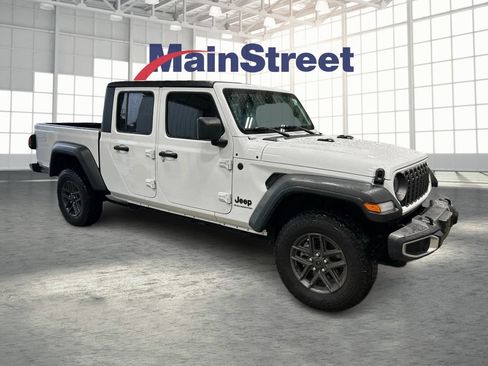 Used 2025 Jeep Gladiator Sport AWD/4WD image 7