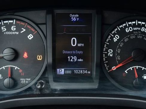 Used 2018 Toyota Tacoma SR image 28