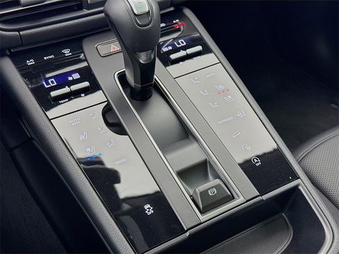 Certified 2025 Porsche Macan image 22