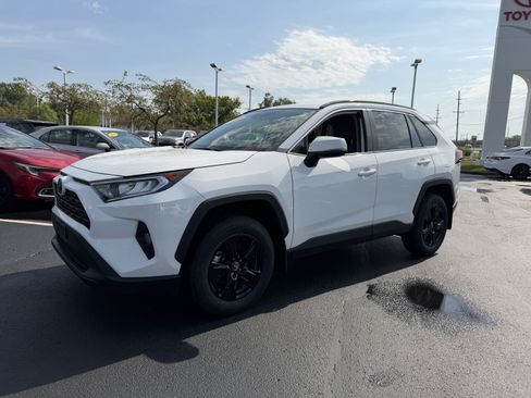 Used 2020 Toyota RAV4 XLE AWD/4WD image 3