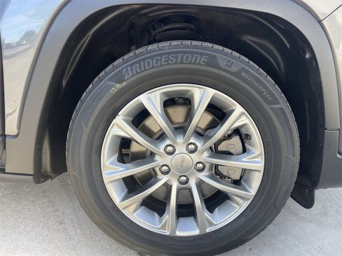 Used 2021 Jeep Cherokee Latitude Plus image 7