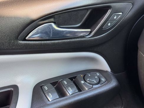 Used 2021 Chevrolet Equinox LS AWD/4WD image 19