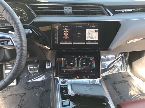 Used 2024 Audi SQ8 e-tron Premium Plus w/ Black Optic Package image 21