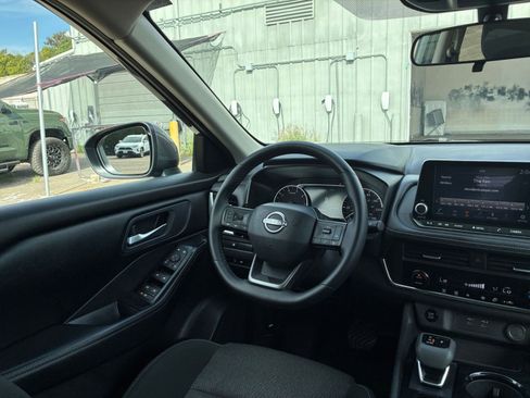 Used 2025 Nissan Rogue SV image 36