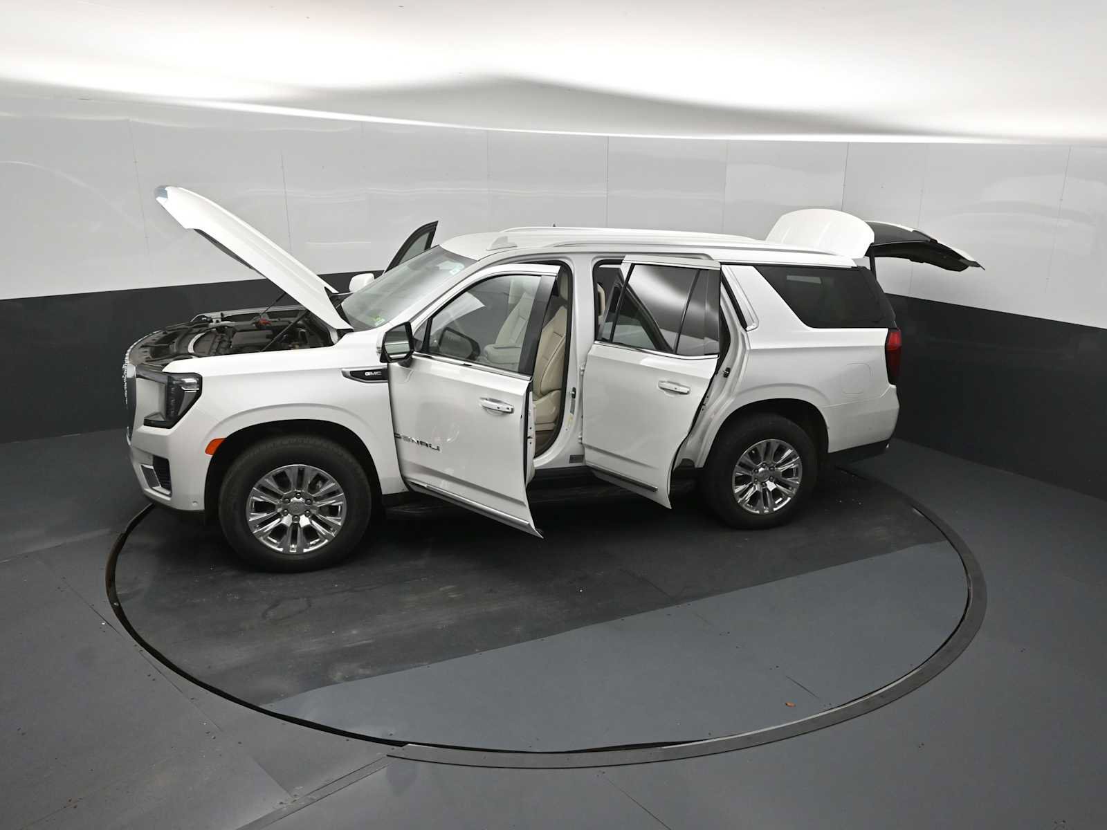 Used 2024 GMC Yukon Denali w/ Advanced Technology Package AWD/4WD image 34