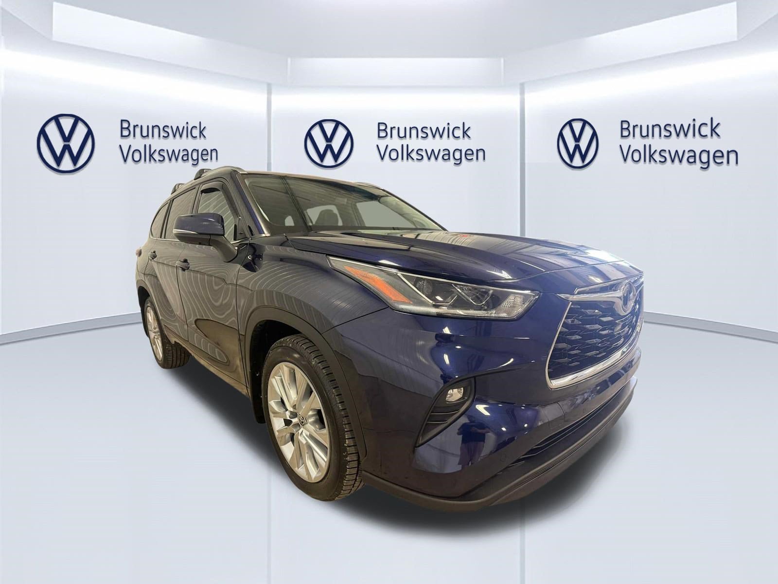 Certified 2021 Toyota Highlander Limited AWD/4WD image 10
