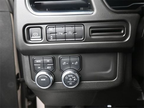 Used 2023 GMC Yukon XL SLT image 35