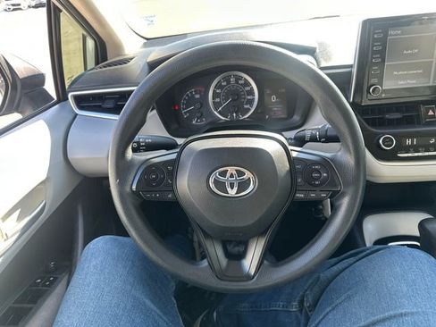 Used 2021 Toyota Corolla LE image 29