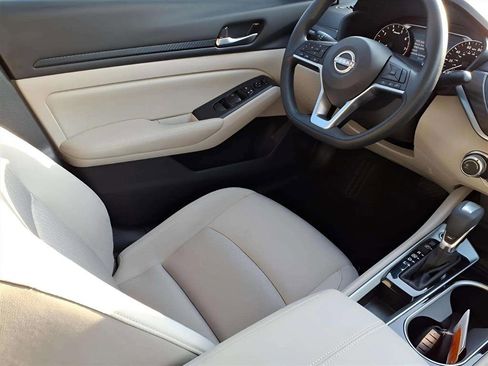 Used 2024 Nissan Altima 2.5 SV image 9