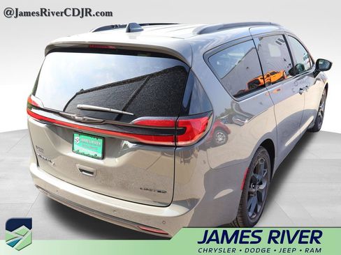 Used 2025 Chrysler Pacifica Limited FWD image 5