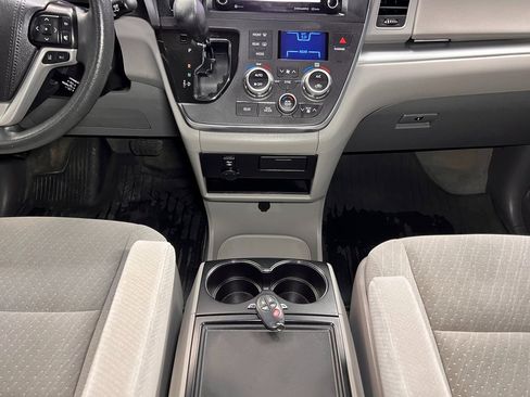 Used 2019 Toyota Sienna LE image 6