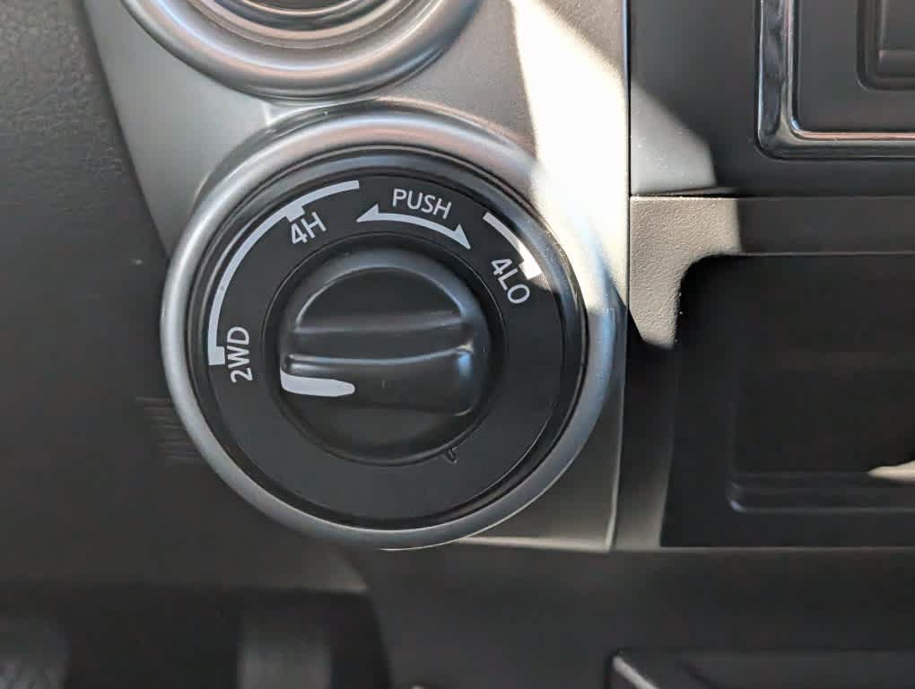 Used 2017 Nissan Titan SV AWD/4WD image 19