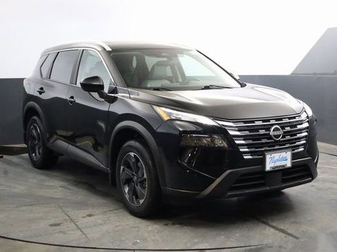 Used 2025 Nissan Rogue SV w/ SV Premium Package image 2