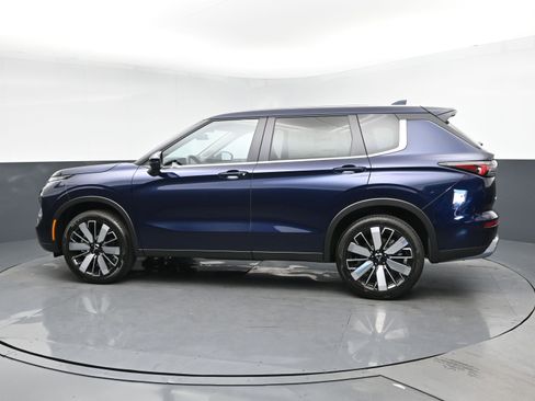 New 2025 Mitsubishi Outlander SE image 4