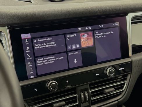 Certified 2025 Porsche Macan AWD/4WD image 19