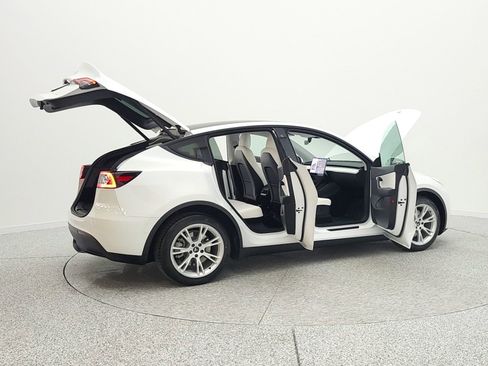 Used 2021 Tesla Model Y Long Range image 11