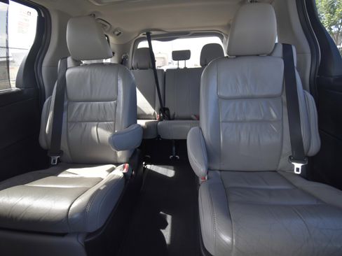 Used 2014 Toyota Sienna Limited w/ Limited Premium Package image 11