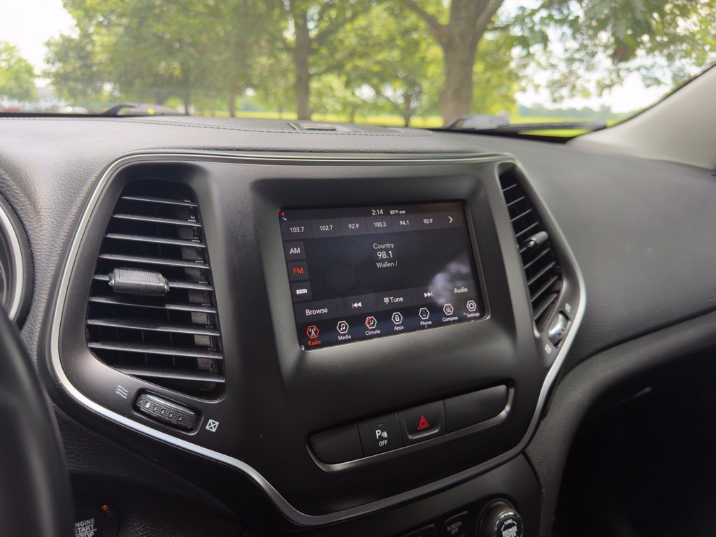 Used 2019 Jeep Cherokee Latitude Plus AWD/4WD image 19