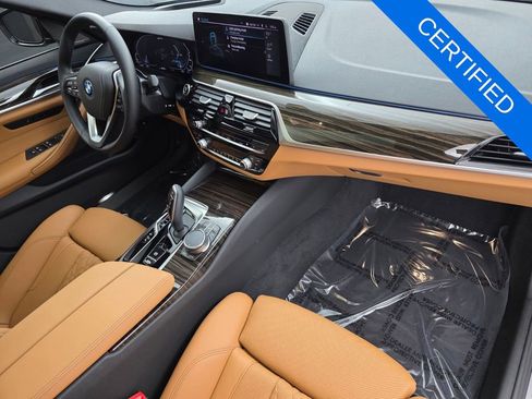 Used 2023 BMW 530e w/ Premium Package image 30