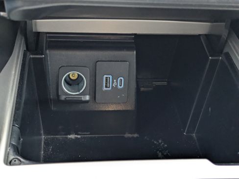 Used 2023 Ford Explorer XLT AWD/4WD image 28