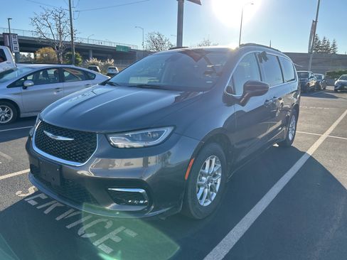 Used 2022 Chrysler Pacifica Touring-L image 2