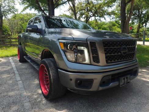 Used 2019 Nissan Titan SV w/ SV Convenience Package RWD image 2