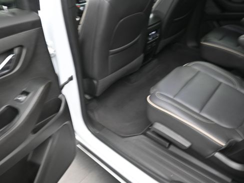Used 2023 Chevrolet Traverse Premier image 18