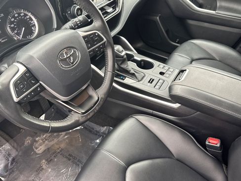 Used 2024 Toyota Highlander XLE AWD/4WD image 11
