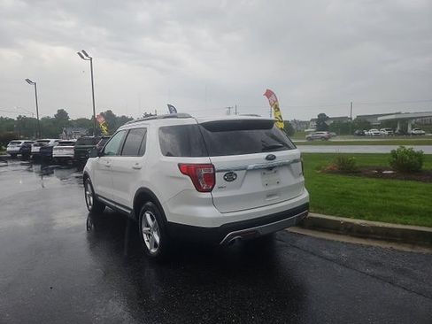 Used 2017 Ford Explorer XLT w/ Equipment Group 202A AWD/4WD image 2