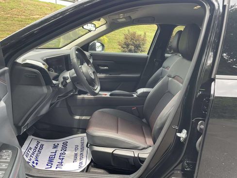 Used 2025 Nissan Kicks SR FWD image 16
