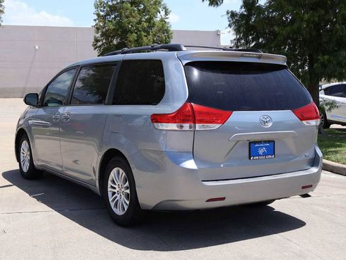 Used 2014 Toyota Sienna XLE FWD image 4
