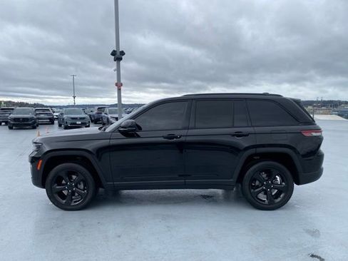 Used 2023 Jeep Grand Cherokee Altitude image 5
