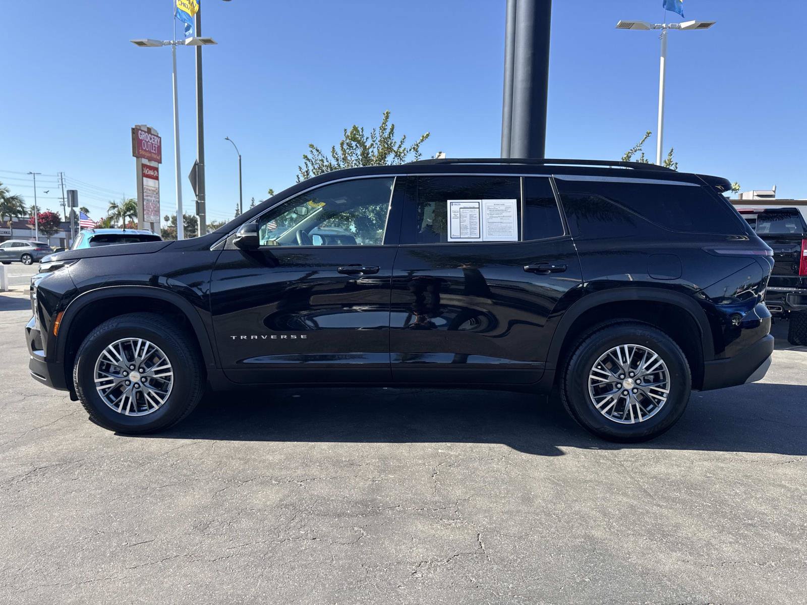 Used 2025 Chevrolet Traverse LT FWD image 8