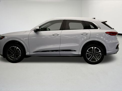 Used 2025 Audi Q5 Premium w/ Convenience Package image 2