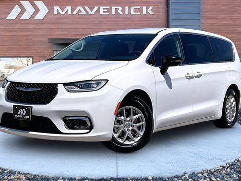 Used 2024 Chrysler Pacifica Touring-L FWD image 3