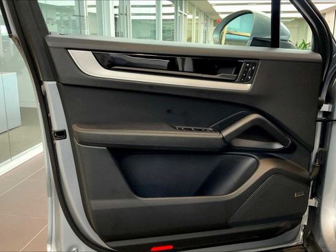 Used 2024 Porsche Cayenne image 33