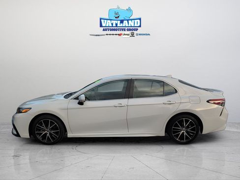 Used 2023 Toyota Camry SE image 2