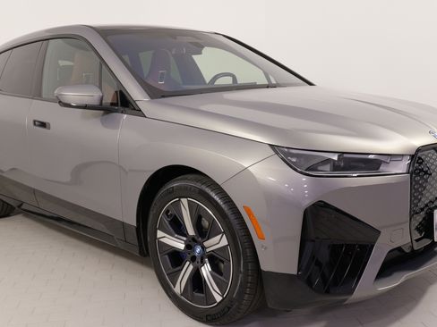 Used 2023 BMW iX xDrive50 w/ Premium Package image 7