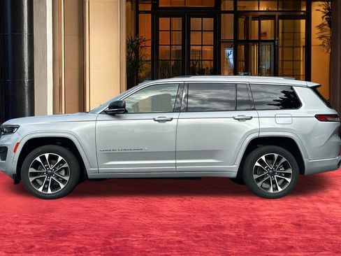 Used 2022 Jeep Grand Cherokee L Overland w/ Luxury Tech Group IV image 3